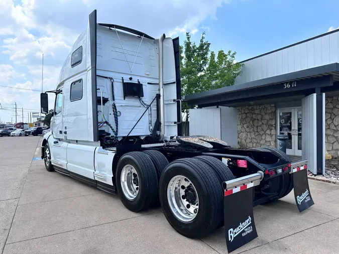 2025 VOLVO VNL64T860