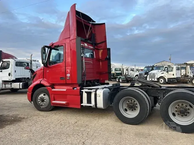 2022 VOLVO VNR64T300