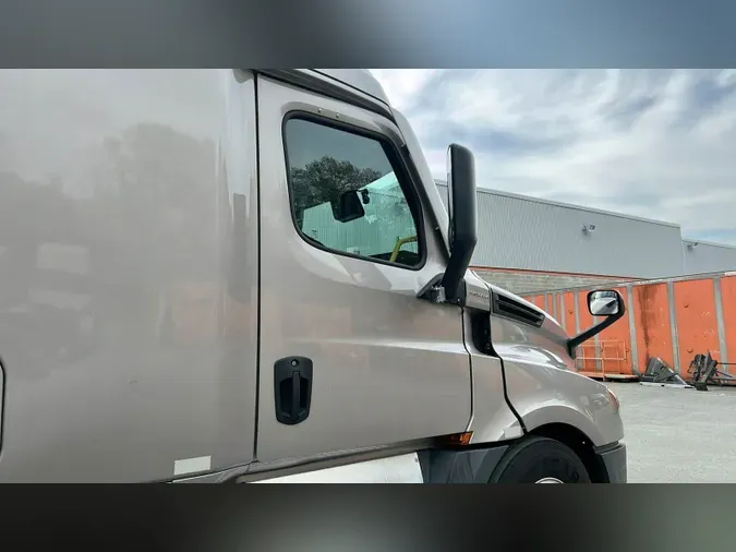 2022 Freightliner Cascadia 126