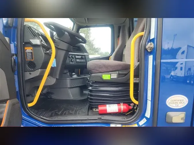 2021 VOLVO VNL64T300