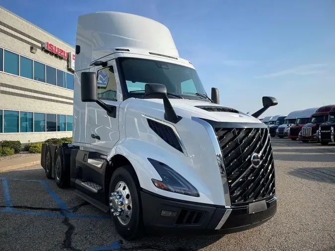 2025 VOLVO VNL64T300