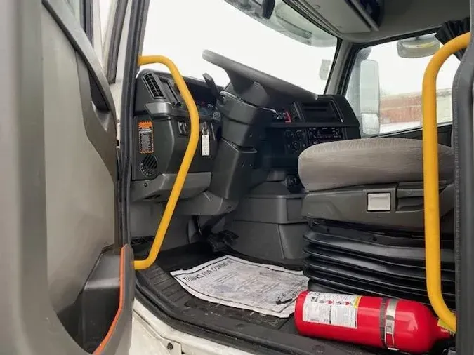 2023 Volvo VNR64T400