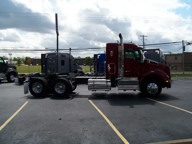 2025 Kenworth T880 40" Low Roof Sleeper