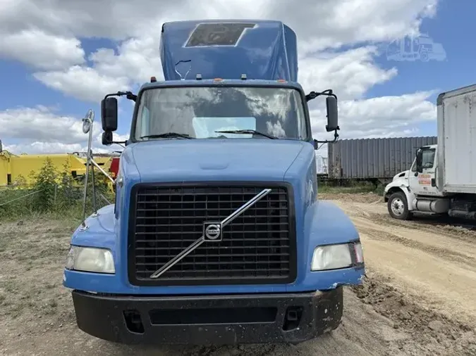 2006 VOLVO VNM64T200