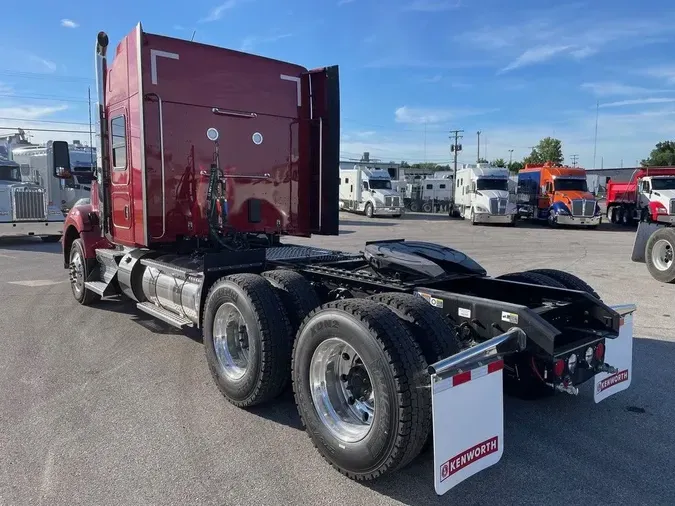 2025 Kenworth T880