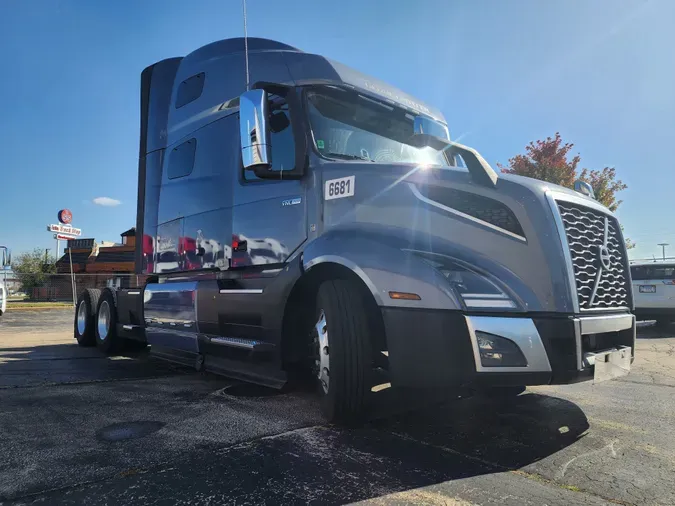 2022 VOLVO VNL64T760