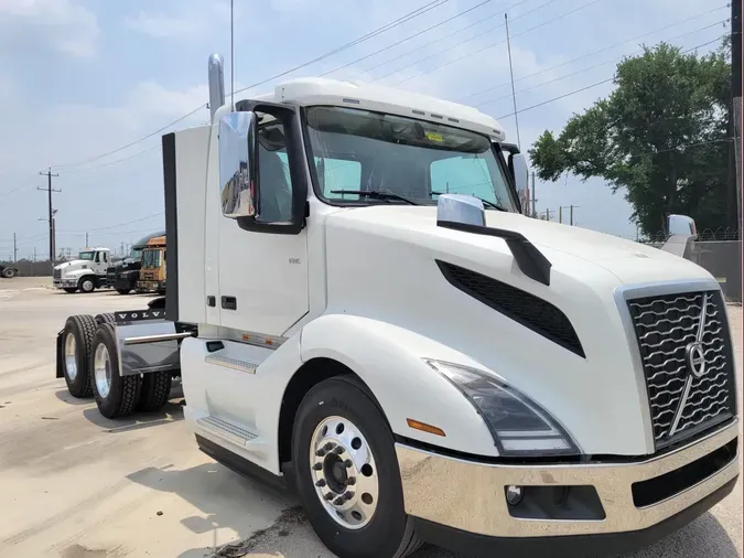 2025 VOLVO VNL64T300