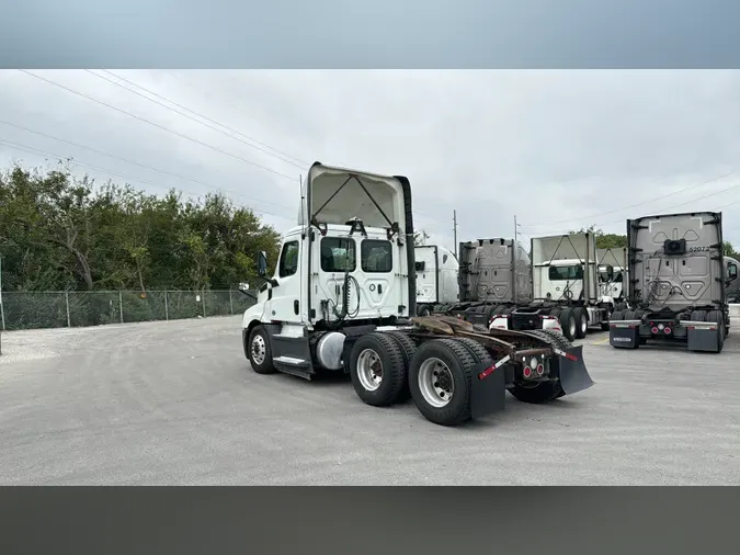 2020 Freightliner Cascadia 126