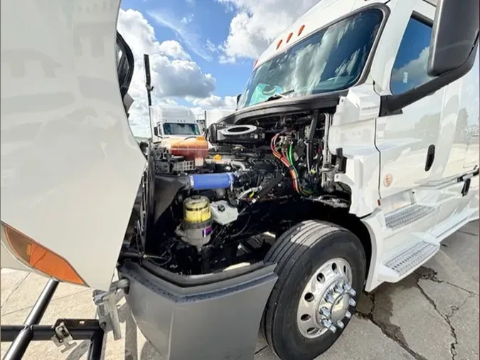 2023 Freightliner Cascadia 126