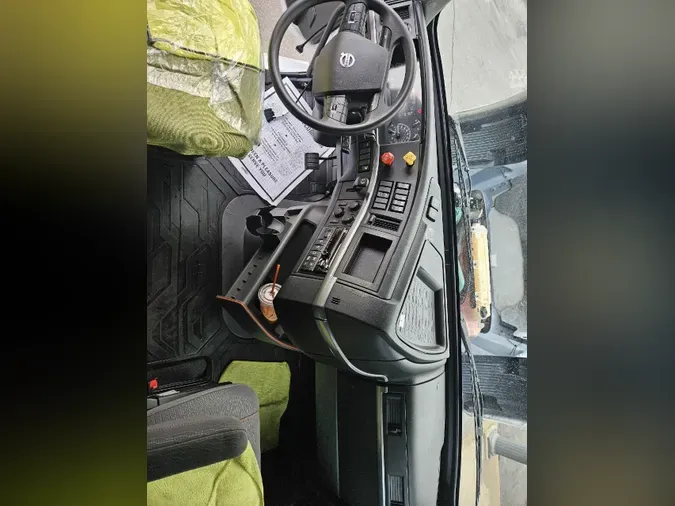 2021 VOLVO VNL64T760