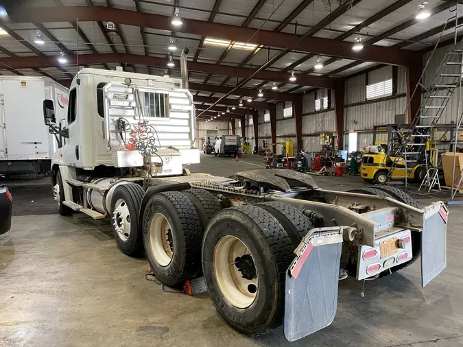 2015 FREIGHTLINER/MERCEDES CASCADIA 125