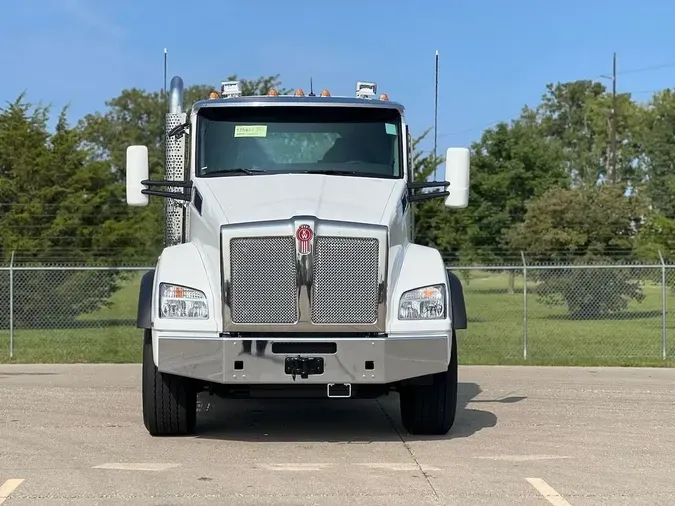 2025 Kenworth T880