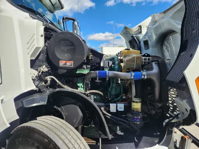 2020 VOLVO VNL64T740