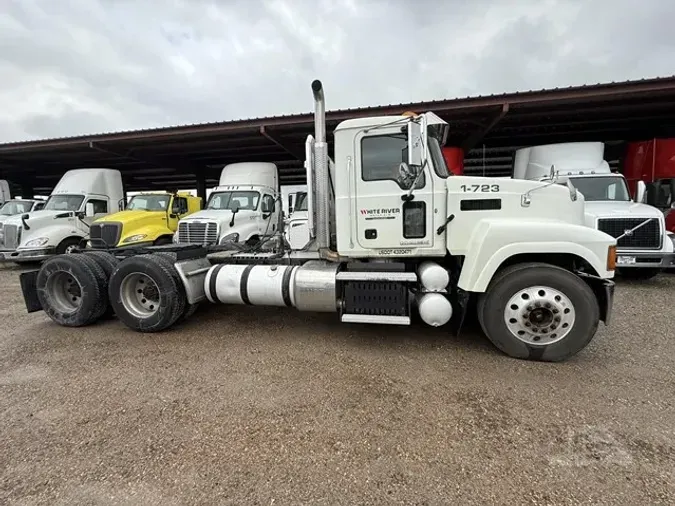 2015 MACK PINNACLE CHU613