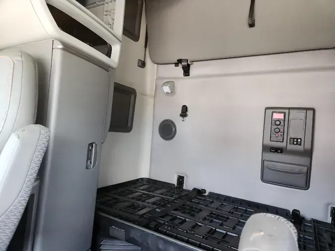 2019 VOLVO VNL64T760