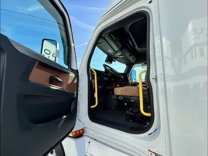 2021 Freightliner Cascadia 126