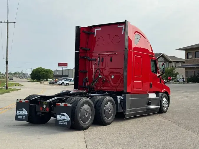 2022 FREIGHTLINER Cascadia 126
