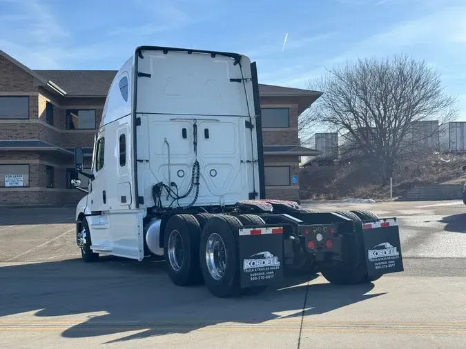 2023 FREIGHTLINER Cascadia 126