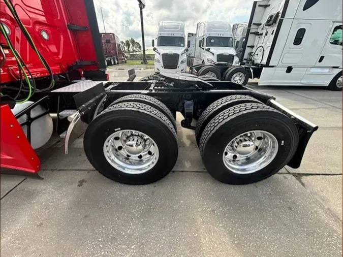 2021 Freightliner Cascadia 126