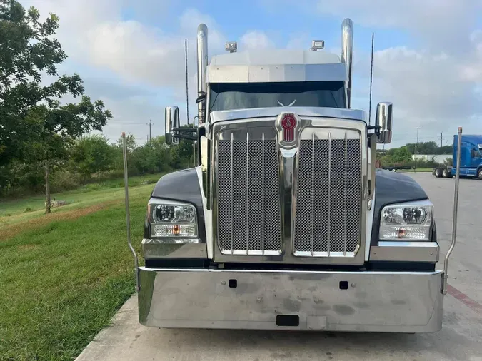 2023 Kenworth W990