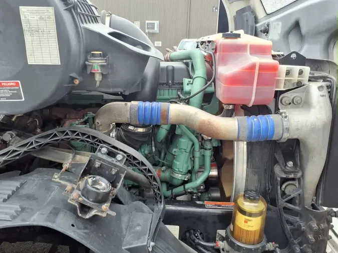 2017 VOLVO VNL64TRACTOR