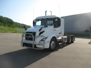 2022 VOLVO VNR64T300