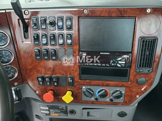 2016 MACK CXU613