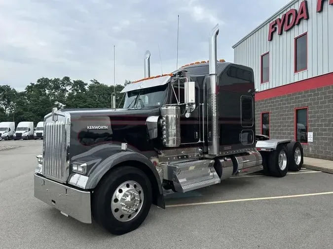 2023 Kenworth W900L