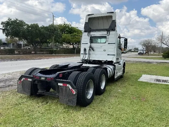 2015 Volvo VNL64300