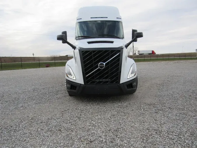 2025 VOLVO VNL860v04