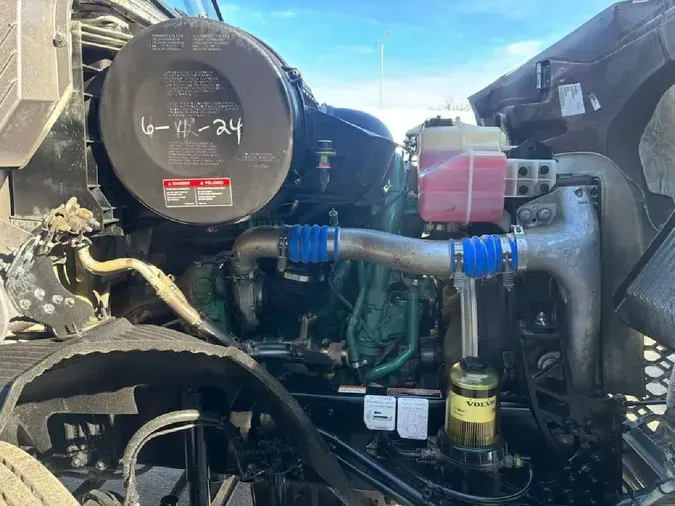 2022 VOLVO VNR64T300