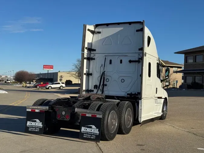 2023 FREIGHTLINER Cascadia 126