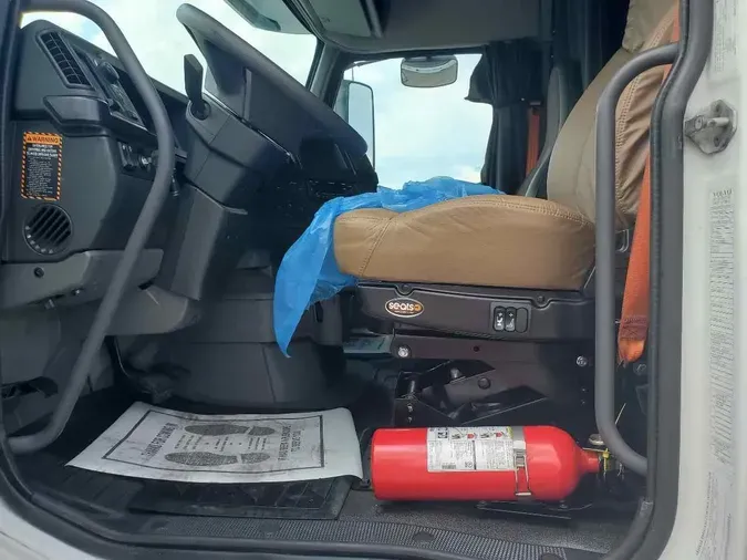 2022 VOLVO VNL64T740