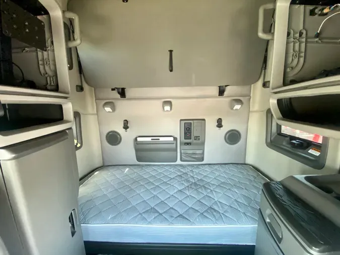 2019 VOLVO 760