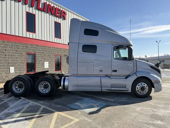 2022 Volvo VNL64T760