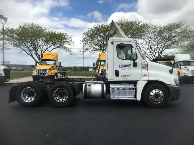 2015 Freightliner X12564ST