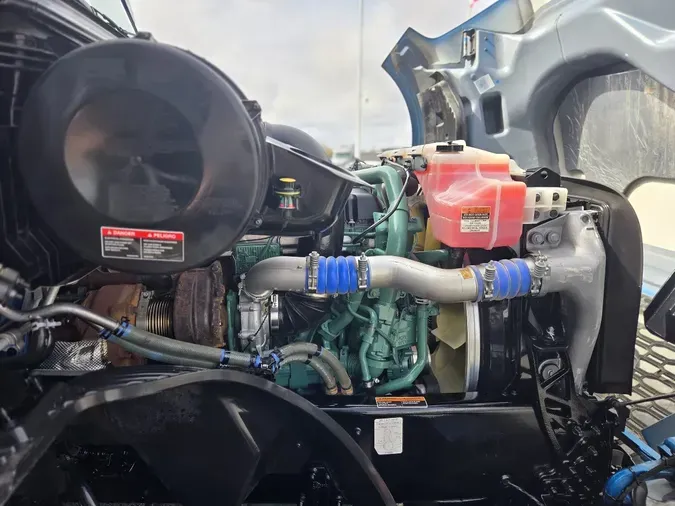 2025 VOLVO VNL64T860