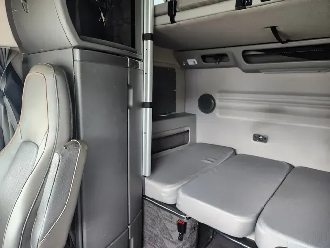 2023 VOLVO VNL64T860