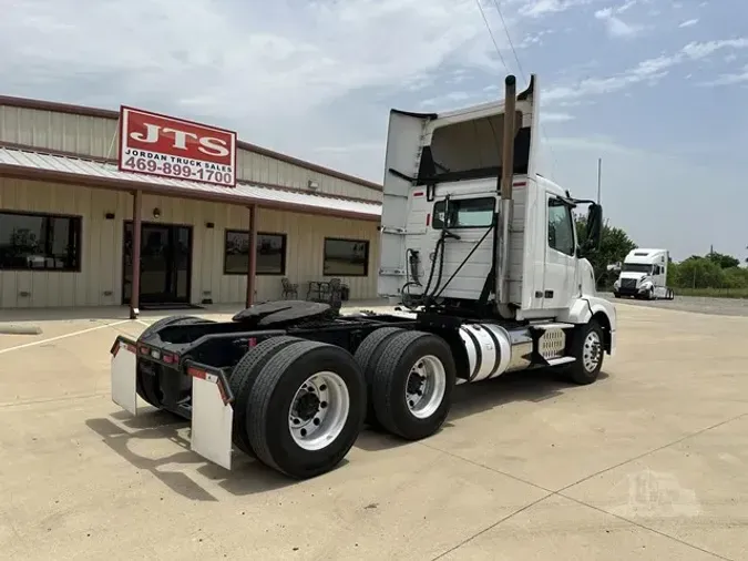 2017 VOLVO VNL64T300