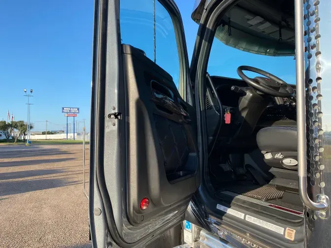 2024 Kenworth W990