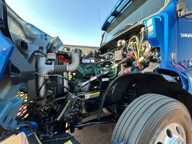 2022 VOLVO VNL860
