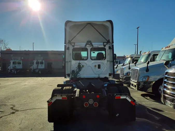 2016 FREIGHTLINER/MERCEDES CASCADIA 125