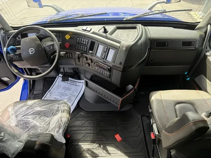 2023 VOLVO VNL64T860