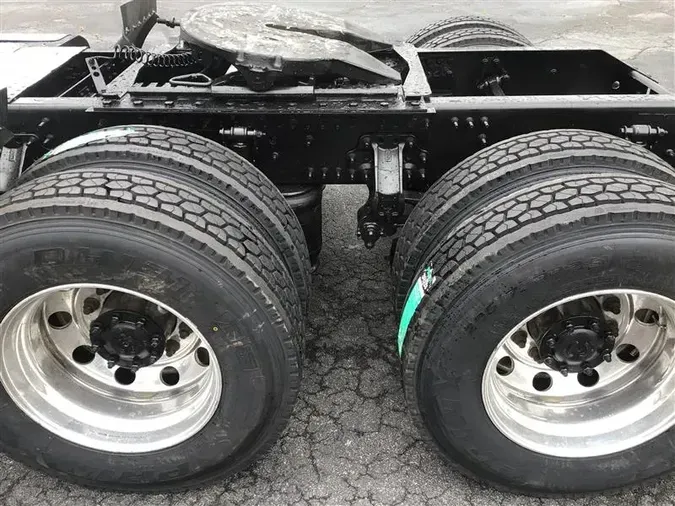 2019 VOLVO VNL740