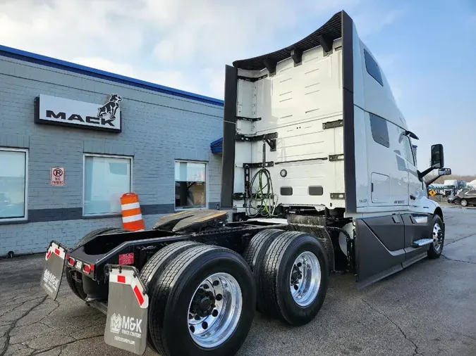 2025 VOLVO VNL64T860