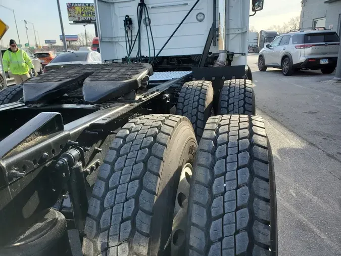 2020 VOLVO VNR64T300