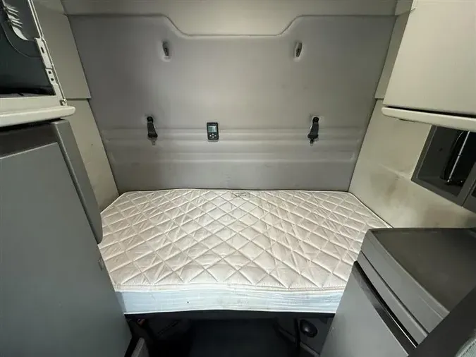 2021 VOLVO VNR640