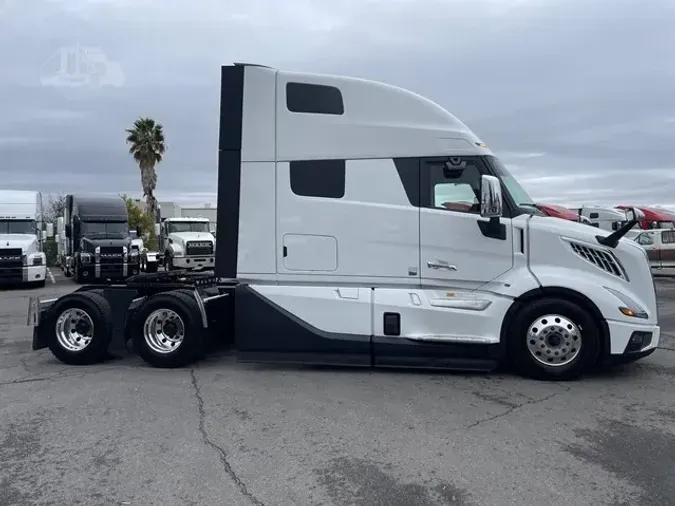 2025 VOLVO VNL64T860