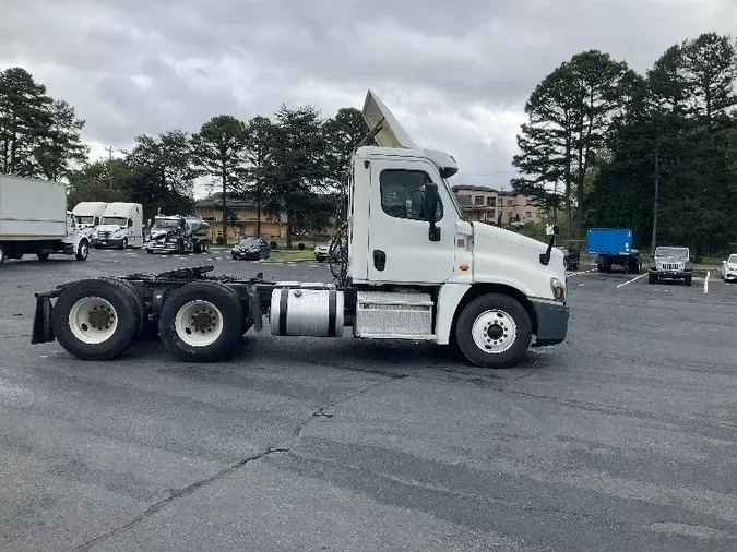 2017 Freightliner X12564ST