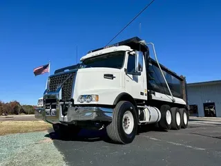 2019 VOLVO VHD84B300